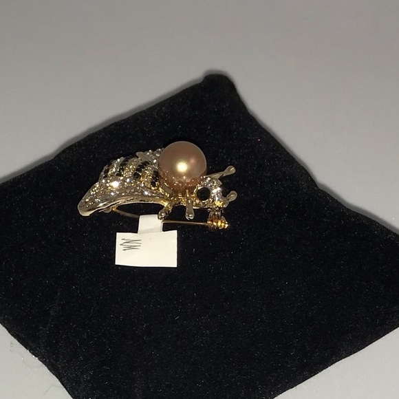 Gold Bee Brooch - Picture 8 of 9
